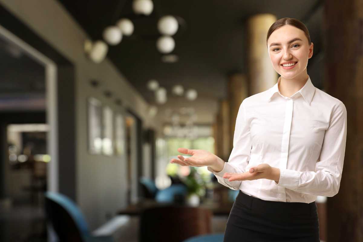 Panorama serale di Positano con tavoli di un ristorante vista mare apparecchiati, atmosfera romantica e piatti tipici in primo piano