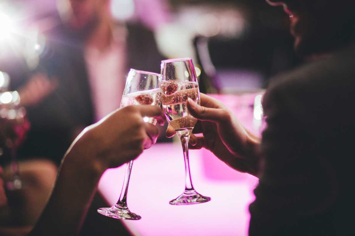 Dettaglio di piatti tipici positanesi su una terrazza panoramica, con veduta della costa, atmosfera conviviale e colori mediterranei